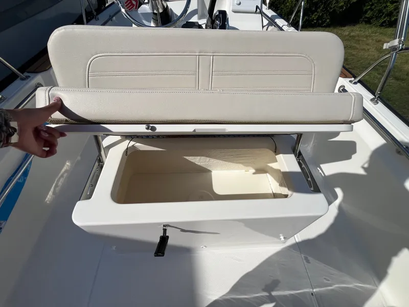 Slide: The Image of Boston Whaler 170 Montauk 2026 - 6