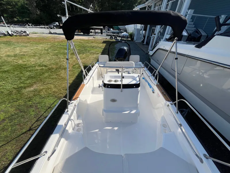 Slide: The Image of Boston Whaler 170 Montauk 2026 - 12