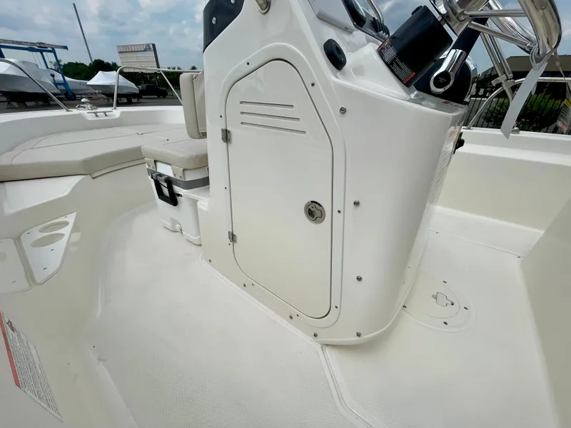 Slide: The Image of Boston Whaler 170 Montauk 2026 - 7