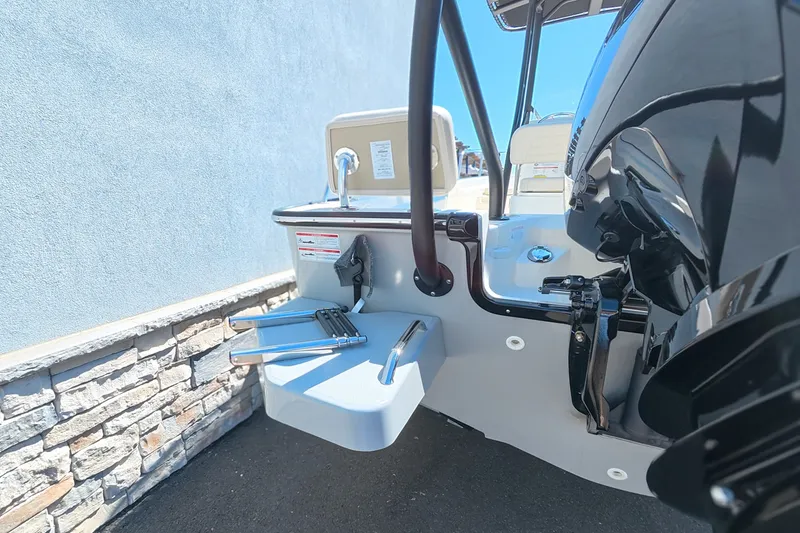 Slide: The Image of Boston Whaler 190 Montauk 2026 - 7