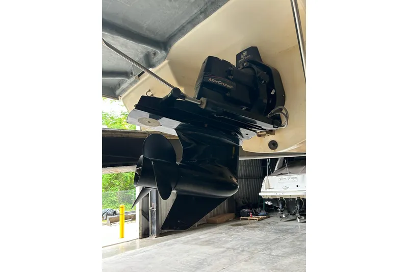 The Image of 2005 Maxum 2200 SR3 boat with MerCruiser outdrive in a storage facility. - 1