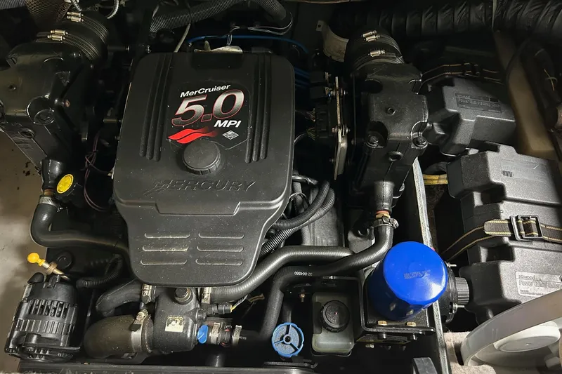 Slide: The Image of Engine compartment of a 2005 Maxum 2200 SR3 with MerCruiser 5.0 MPI engine. - 15