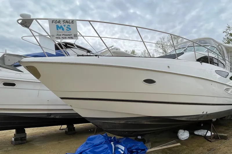 Slide: The Image of 2004 Cruisers Yachts 455 Express Motoryacht for sale, displayed on land. - 19