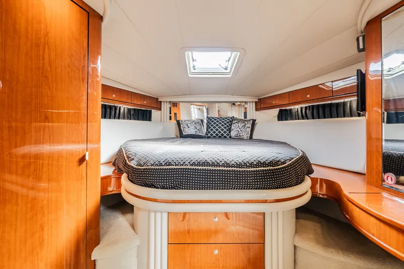 Slide: The Image of Luxurious cabin of the 2001 Sea Ray Sundancer 510 yacht. - 49