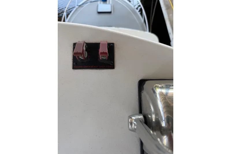 Slide: The Image of 2024 Strike 29 FT Center Console boat's engine emergency shut down switches. - 21