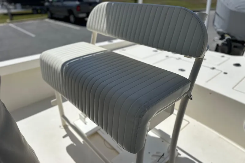 Slide: The Image of 2014 Pathfinder 2600 HPS boat seat with white cushioned upholstery. - 14