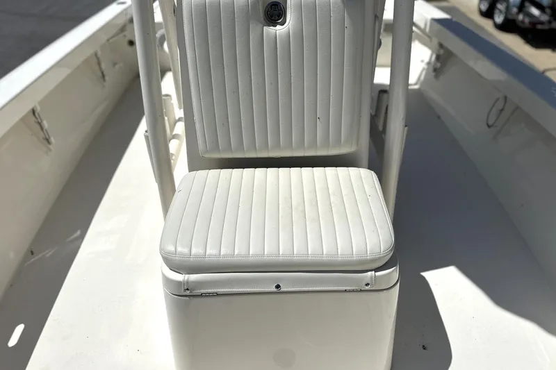 Slide: The Image of White cushioned seat on 2014 Pathfinder 2600 HPS boat deck. - 17