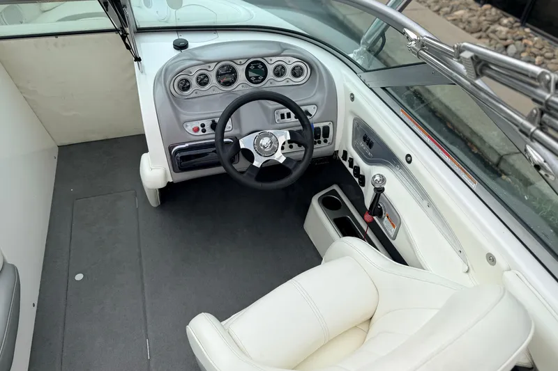 Slide: The Image of 2005 MasterCraft MariStar 230 VRS boat interior with steering wheel and dashboard controls. - 10