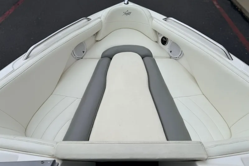 Slide: The Image of 2005 MasterCraft MariStar 230 VRS boat interior with white and gray seating. - 15