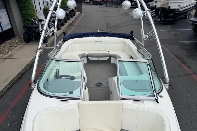 Slide: The Image of 2005 MasterCraft MariStar 230 VRS boat with open seating and sleek design. - 18
