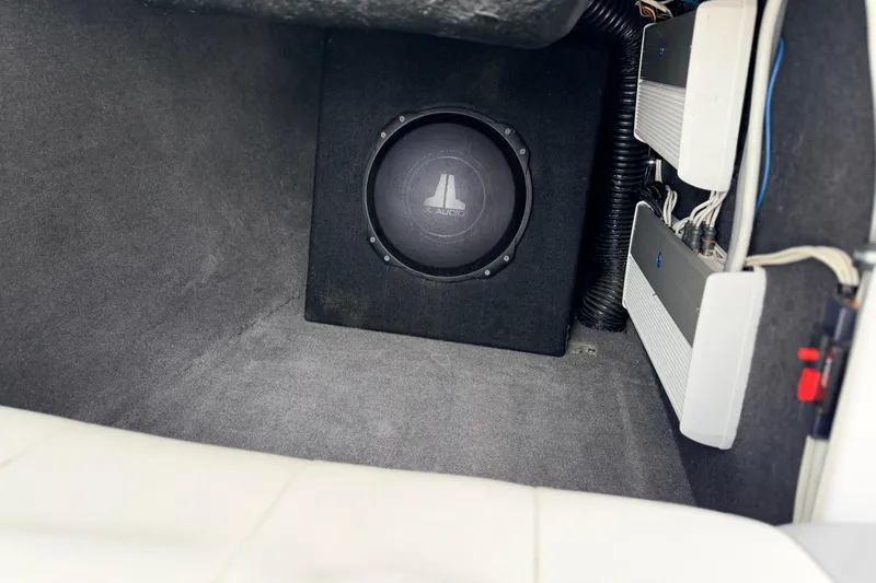 Slide: The Image of 2005 MasterCraft MariStar 230 VRS audio system with subwoofer and amplifiers. - 20