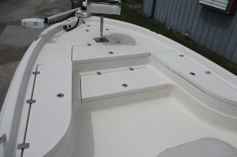 Slide: The Image of 2005 NauticStar 2200 NauticBay boat deck with storage compartments and trolling motor. - 10