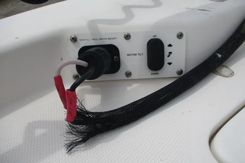 Slide: The Image of Trolling motor receptacle and tilt control on 2005 NauticStar 2200 NauticBay boat. - 12