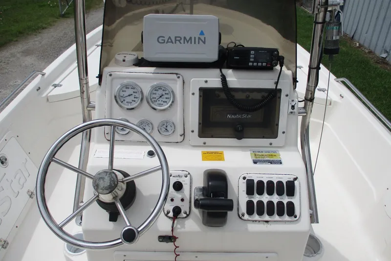 Slide: The Image of Console of a 2005 NauticStar 2200 NauticBay boat with Garmin GPS and controls. - 15
