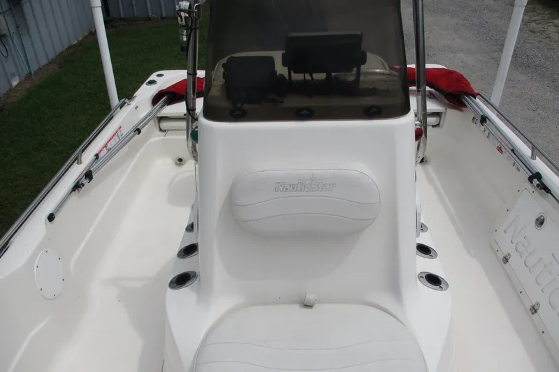 Slide: The Image of 2005 NauticStar 2200 NauticBay boat interior with seating and console. - 17