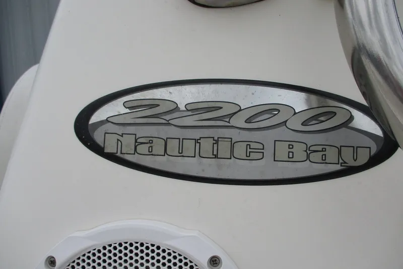 Slide: The Image of 2005 NauticStar 2200 NauticBay logo on boat surface. - 18