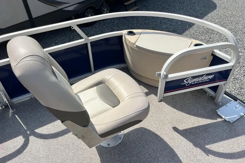 Slide: The Image of Sun Tracker Fishin' Barge 24 DLX 2015 boat interior with seating and storage. - 6