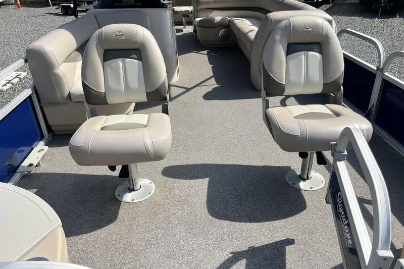 Slide: The Image of 2015 Sun Tracker Fishin' Barge 24 DLX interior with comfortable seating and spacious layout. - 7