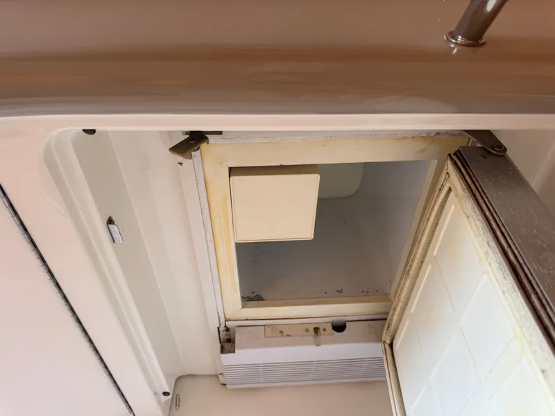 Slide: The Image of Sea Ray 380 Sundancer 1999 - 76