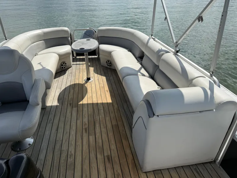 Slide: The Image of Sanpan 25 pontoon boat 2000 with gray leather seats and wooden deck. - 11