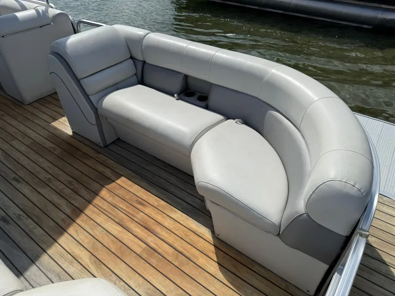 Slide: The Image of Sanpan 25 pontoon boat 2000 with gray leather seats on wooden deck. - 5