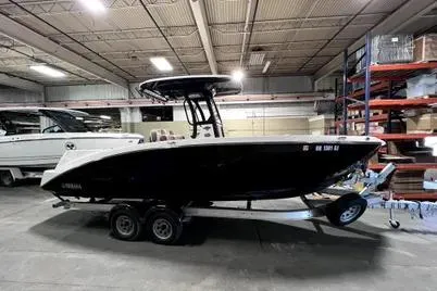 Slide: The Image of 2021 Yamaha Boats 255 FSH Sport E in warehouse, side view on trailer. - 4