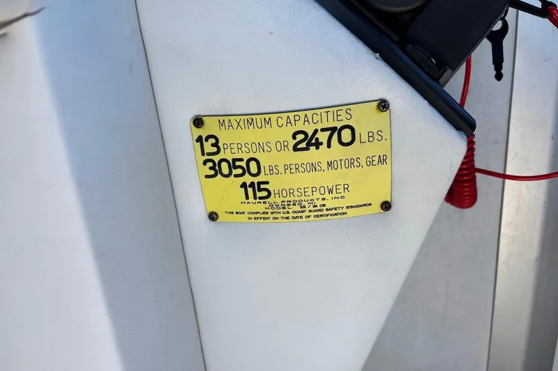 Slide: The Image of Capacity plate on 2004 Crest 2200 Family DL boat, showing limits and specifications. - 22