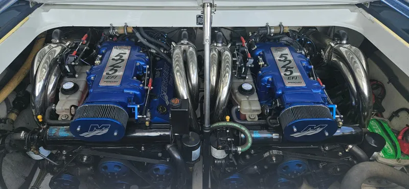 Slide: The Image of Twin Mercury 525 EFI engines in a 2004 Formula 382 FASTech boat. - 10