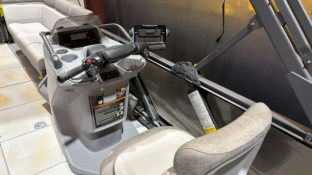 Slide: The Image of Sea-Doo Switch 21 W/ 230HP 2023 - 13