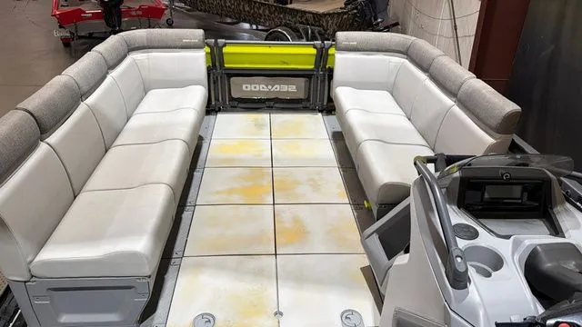 Slide: The Image of Sea-Doo Switch 21 W/ 230HP 2023 - 15