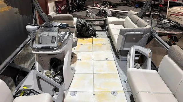 Slide: The Image of Sea-Doo Switch 21 W/ 230HP 2023 - 17