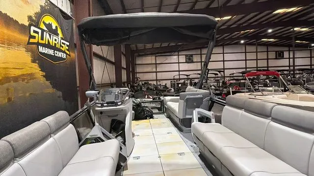 Slide: The Image of Sea-Doo Switch 21 W/ 230HP 2023 - 18