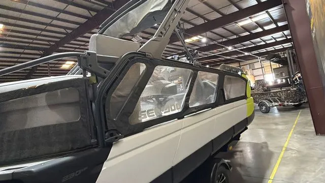 Slide: The Image of Sea-Doo Switch 21 W/ 230HP 2023 - 6