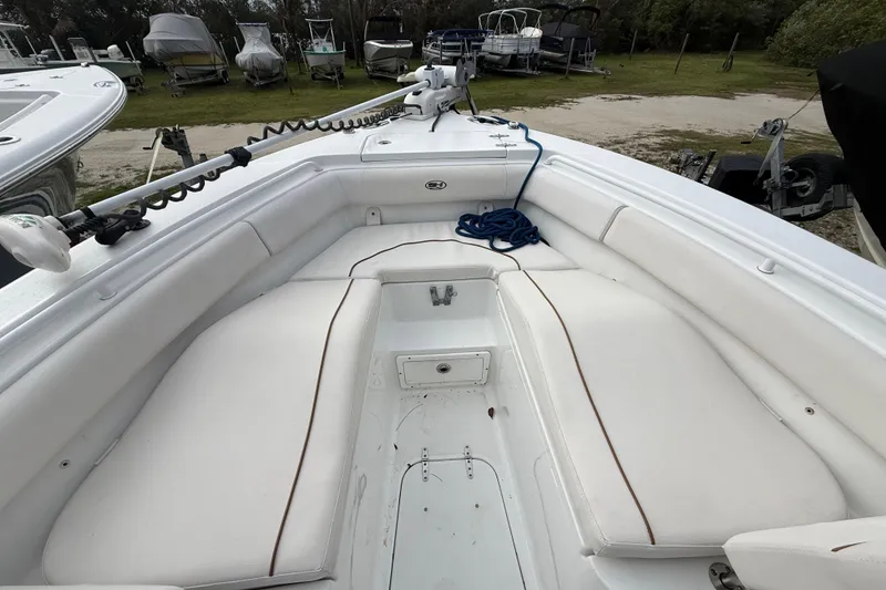 Slide: The Image of 2021 Sea Hunt Ultra 255 SE boat interior with white seating and blue rope. - 24