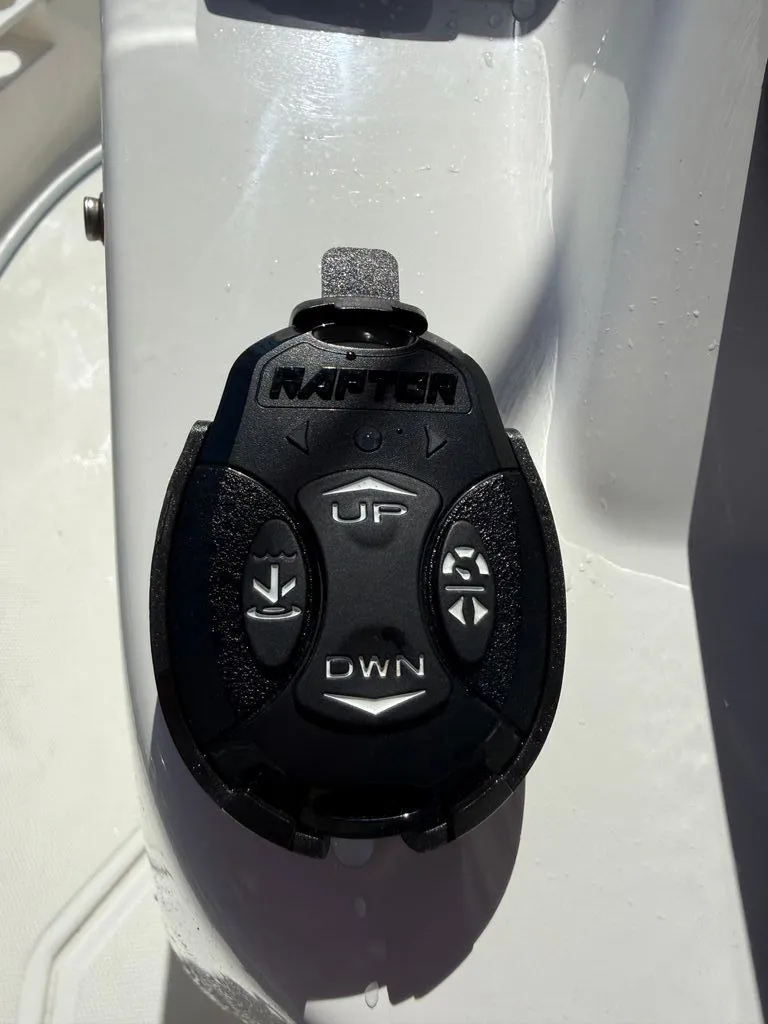 Slide: The Image of Boston Whaler Montauk 2025 - 21