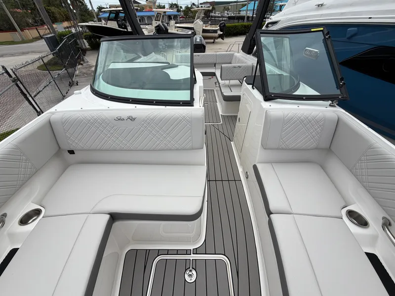 Slide: The Image of Sea Ray SDX 270 Outboard 2026 - 22