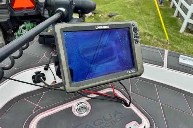 Slide: The Image of Lowrance HDS-12 fishfinder on 2015 Robalo 226 Cayman boat deck. - 18