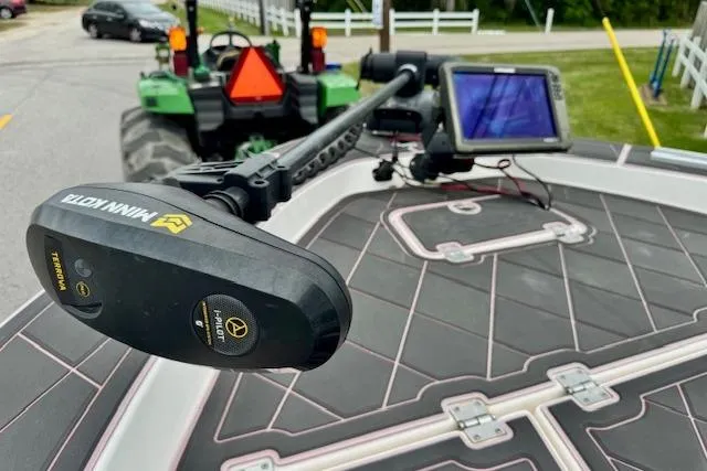 Slide: The Image of Minn Kota trolling motor on 2015 Robalo 226 Cayman boat with GPS system. - 19