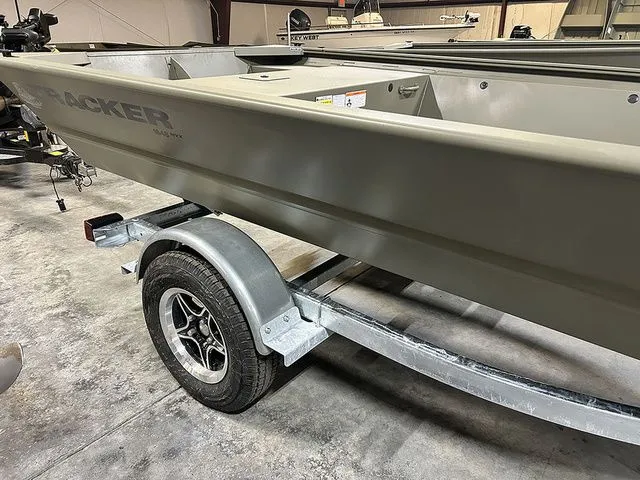 Slide: The Image of Tracker Grizzly 1648 Utility 2026 - 4