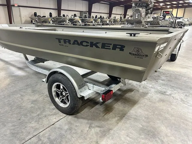 Slide: The Image of Tracker Grizzly 1648 Utility 2026 - 5
