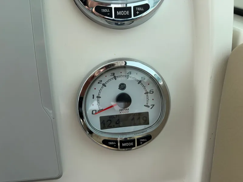 Slide: The Image of Sailfish 245 DC 2018 tachometer with RPM display. - 15