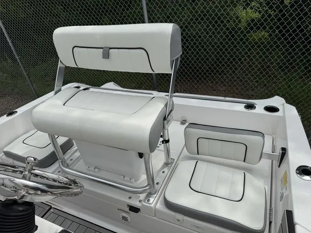 Slide: The Image of Interior of Yamaha Boats 195 FSH Sport 2025 with white seating. - 10