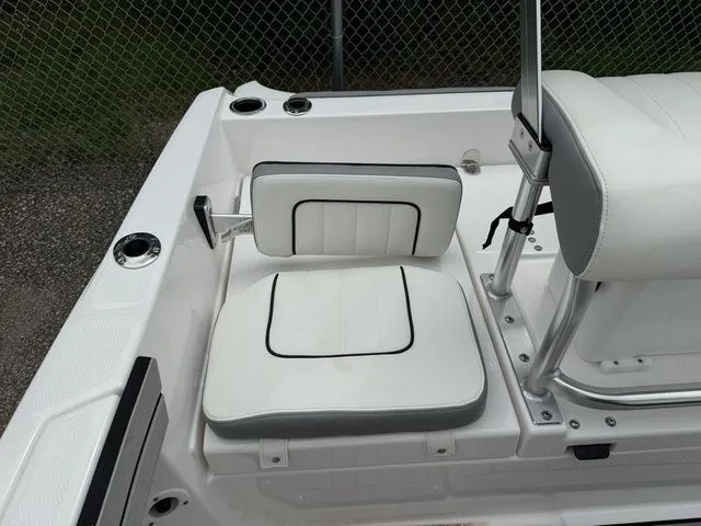 Slide: The Image of Interior of Yamaha Boats 195 FSH Sport 2025 with white seating. - 11
