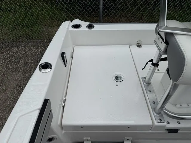 Slide: The Image of Yamaha Boats 195 FSH Sport 2025, white deck with seating area. - 12