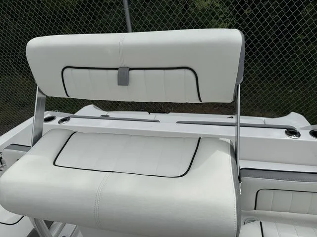 Slide: The Image of Yamaha Boats 195 FSH Sport 2025, white upholstery, modern design. - 14