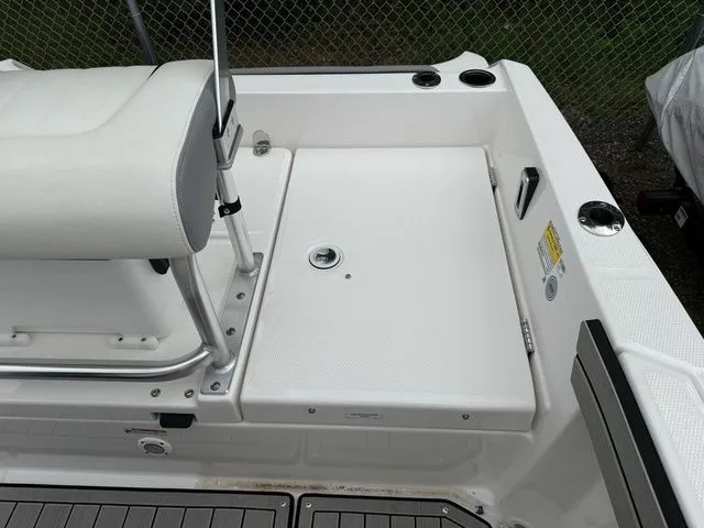 Slide: The Image of Yamaha Boats 195 FSH Sport 2025, seating area and storage. - 17