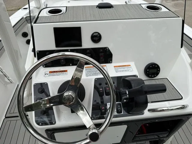 Slide: The Image of Yamaha Boats 195 FSH Sport 2025 helm with steering wheel and controls. - 20