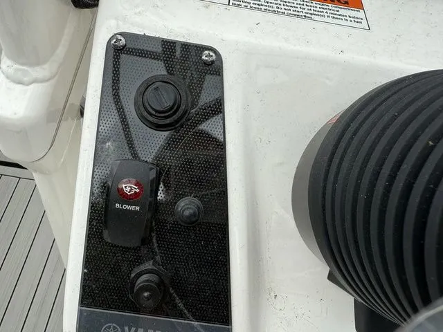 Slide: The Image of Yamaha 195 FSH Sport 2025 boat control panel with blower switch. - 21