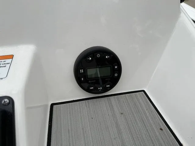 Slide: The Image of Yamaha 195 FSH Sport 2025 boat console with controls. - 24