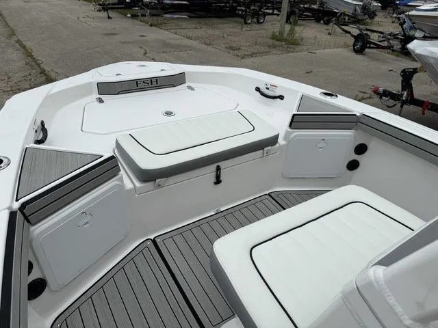 Slide: The Image of Interior of Yamaha Boats 195 FSH Sport 2025 with white seating. - 27